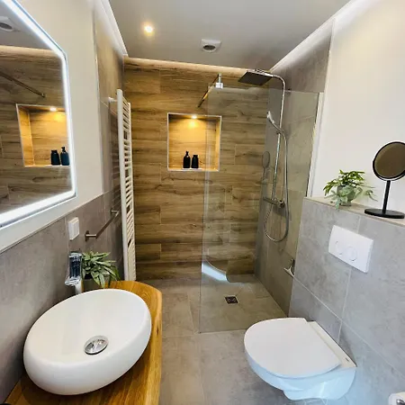 Tiny House - Terrasse - Garten - Wlan - Netflix - Ebikes - Parkmoeglichkeiten Apartment *